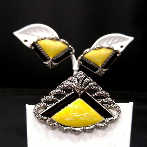 Vintage Avon Beige Enamel Fan Earrings Brooch Set, Post Earrings, Silver Tone - Picture 10 of 10